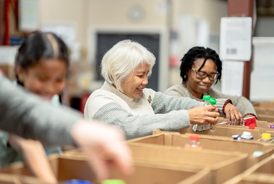 Women volunteering.